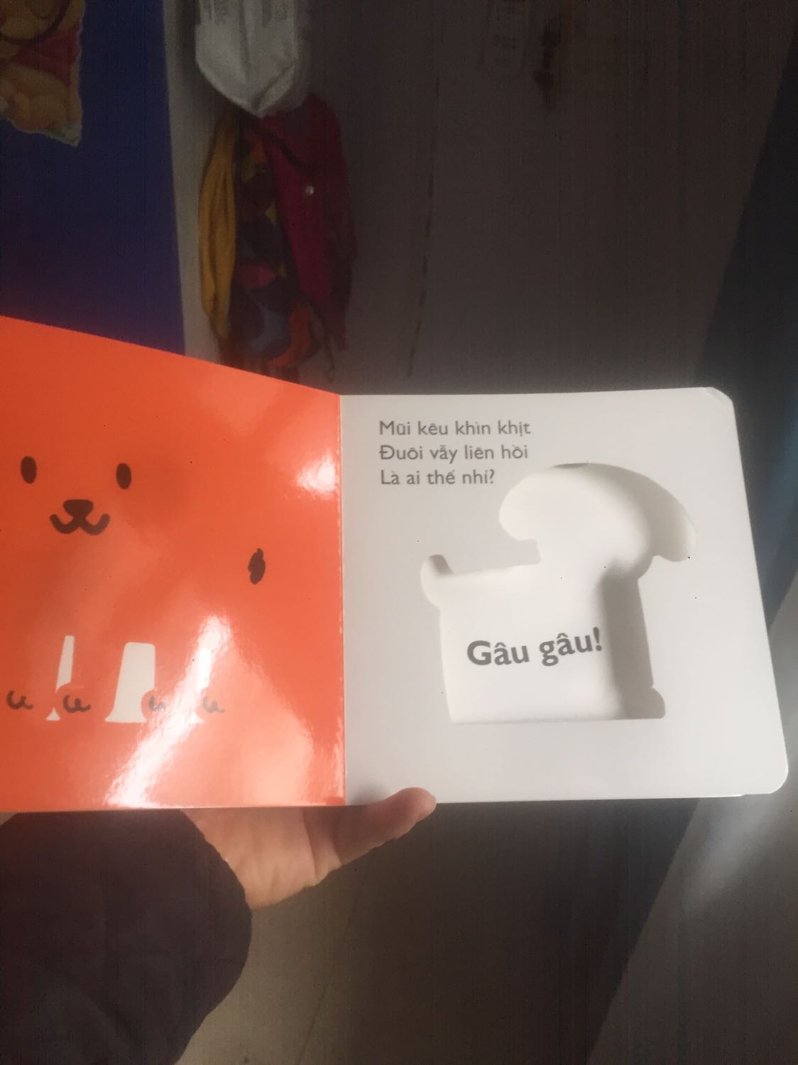 Tiki đóng gói và giao hàng nhanh. Sách làm bằng bìa cứng nên bé tha hồ chơi cùng. Bé lớn nhà m rất thích thú với hình cut out. Còn bé nhỏ thì thích hình ảnh. Nội dung dễ hiểu cho lứa tuổi 0-3 tuổi