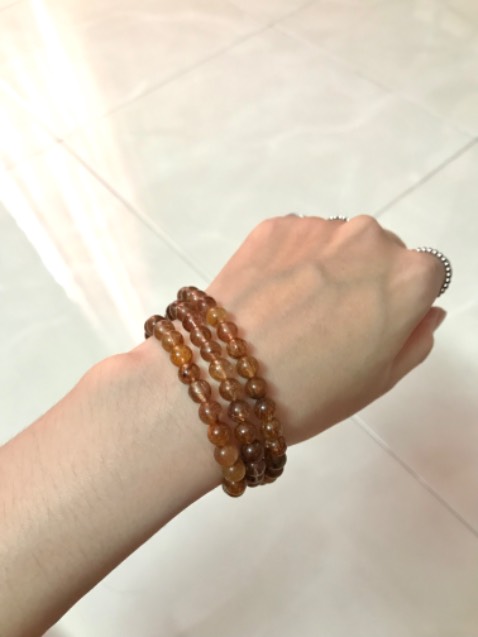 vòng đẹp quá đẹp, đá mát, màu nâu vàng đẹp, nghe nói thạch anh tóc nâu là lai giữa thạch anh tóc vàng và thạch anh tóc đỏ, nên màu của nó trầm dịu, không quá chói như tóc vàng và tóc đỏ, shop kinh doanh có tâm, hình sao hàng y vậy, trả lời tư vấn nhiệt tình, giá cả phù hợp, giao hàng nhanh, mua lần nào ưng ý lần đó 👍🏻👍🏻