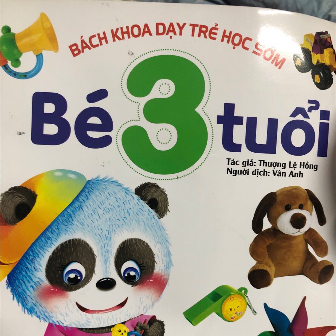 Do mình đã mua quyển 1,2 từ vài năm trước nên mua quyển 3 tuổi.
Có điều cảm thấy giấy mỏng hơn trước. 
Sách thì khiến bé rất thích. 
Bé nhà mình cầm 2 quyển sáh cả ngày vì sách có nh nội dung rất hay.