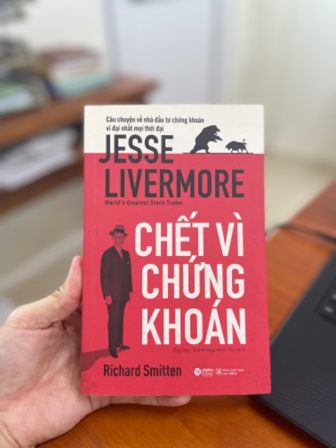 Cuốn sách là những chia sẽ của tác giả về cuộc đời của nhà đầu cơ vĩ đại phố wall, và phương pháp giao dịch của Jesse Livermore được các nhà kinh doanh cổ phiếu nổi tiếng cải tiến và áp dụng dựa trên điểm pivot tall của Ông.
William O’neil và các môn đệ của ông, Mark Minervini … đã áp dụng rất thành công pp giao dịch của Jesse Livermore dựa trên điểm pivot đảo chiều (ngày bùng nổ theo đà) và tiếp diễn(break nền giá). 1 pp mà tới ngày nay những traders đang áp dụng và kiếm lợi nhuận rất tốt trên thị trường cổ phiếu, hàng hoá, FX, …

Cuối cuốn sách là 1 kết quả rất buồn cho Jesse Livermore và gđ Ông. 😢

Mọi người nên đọc cuốn “ Cách thức giao dịch và đầu cơ cổ phiếu” để hiểu pp giao dịch của Jess Livermore