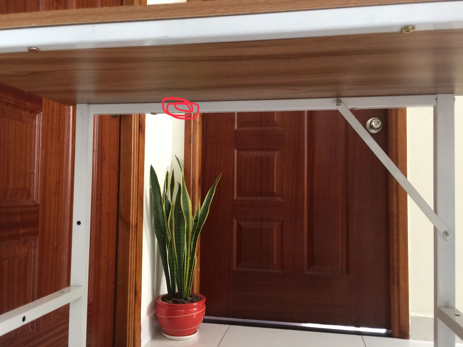 Khung sắt dày, chắn chắn. Gỗ nặng tuy nhiên màu sậm hơn hình. Sơn khung không được bóng đẹp, hơi sần sùi. Khoan thiếu 1 lổ để bắt ke cố định. Có thể nói chung là hài lòng.