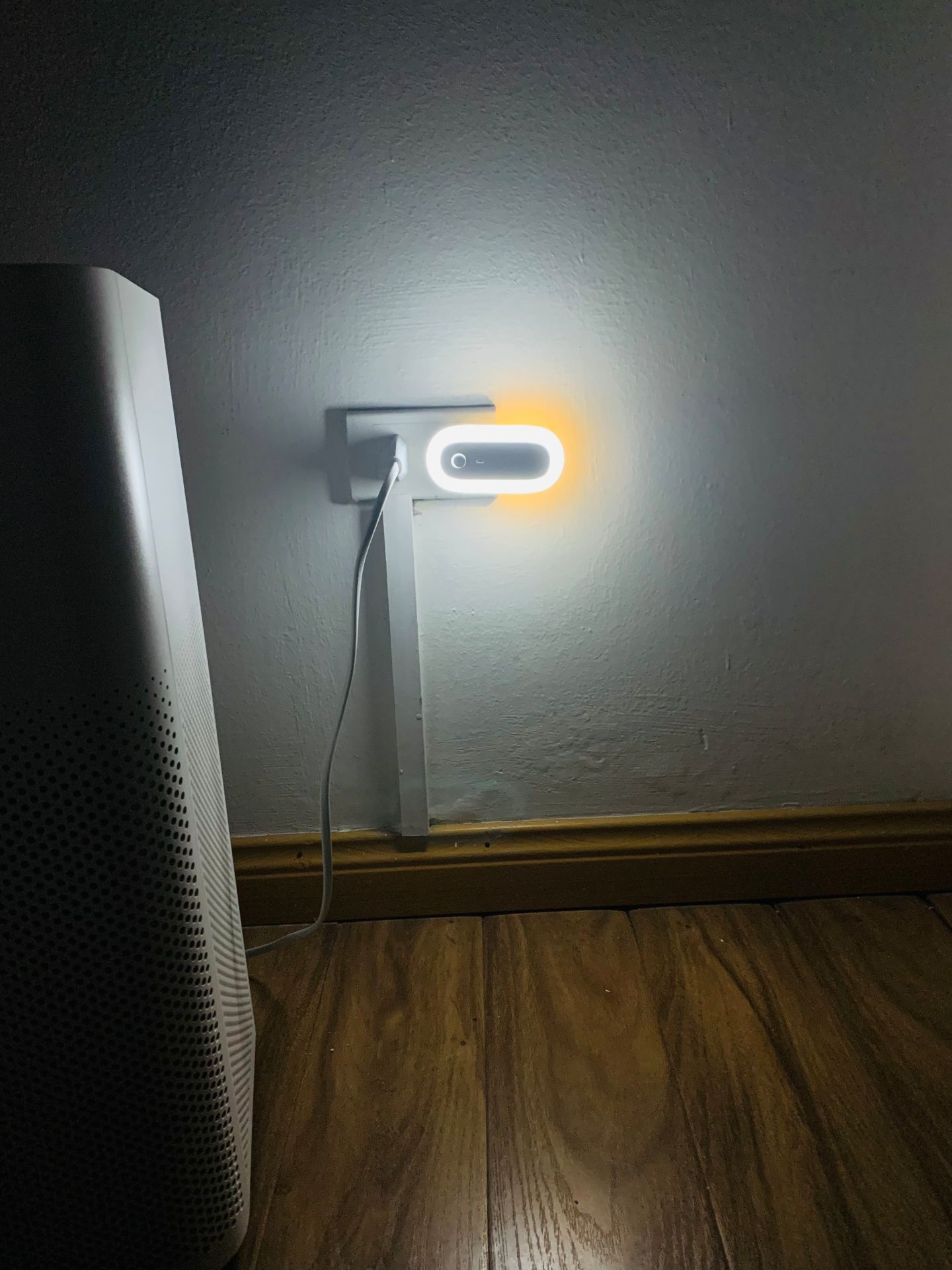 Đèn nhỏ xinh, nh cấp độ sáng theo sở thích, có remote nên tiện lắm, nhất là có cài hẹn giờ 10p hoặc 30p là sẽ tắt nên tiết kiệm điện. Hoặc ngủ dậy giữa đêm bấm cái nó sáng. Ưng cực kỳ ý :))