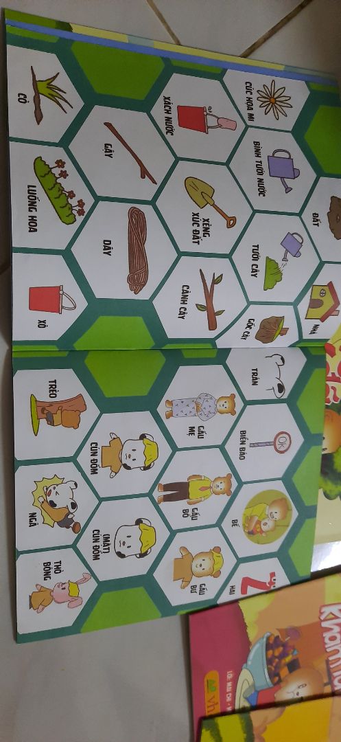 mua vs giá 139k. của APBooks. sách trình bày đẹp, dễ hiểu. có chú thích hình ảnh rõ ràng. sách cho bé 3t trở lên. bé mình 2 tuổi không hứng thú lắm nghe mẹ đọc lắm( 1 phần vì trc đây mình ít đọc truyện cho bé, chỉ bày tương tác nhận diện xung quanh qua tranh, thẻ học) nhưng sau khi mẹ kiên nhẫn chỉ cho bé vài hôm bé bắt đầu để ý nghe và chỉ được ra trong tranh gấu bố gấu mẹ gấu bư và một số từ khóa bằng tranh khác. ?.