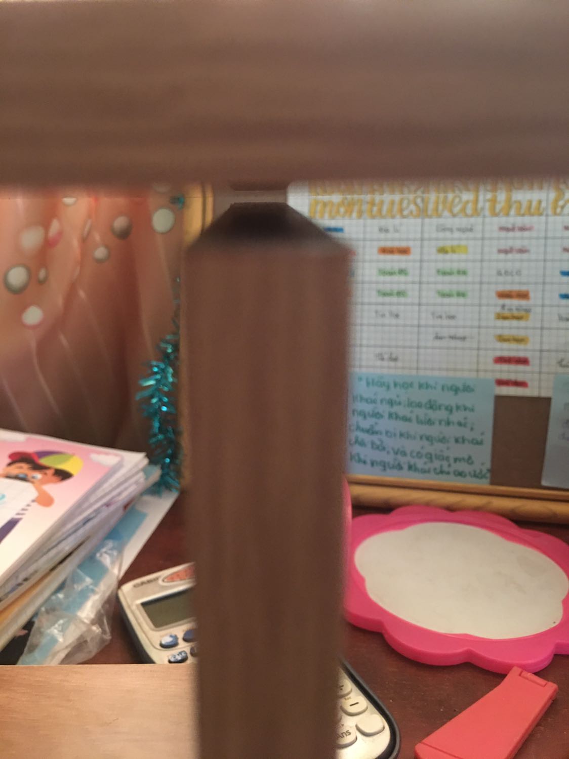 Thất vọng một chút vì các lỗ khoan không đều nhau nên khi vặn ốc vào thì bị bấp bênh.