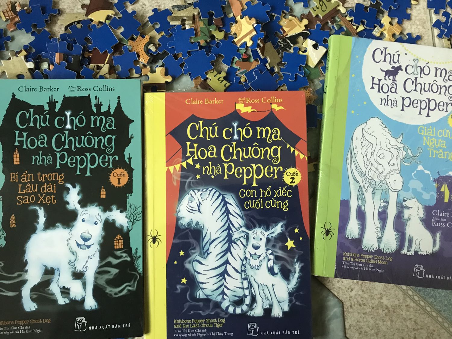 Bộ sách thiếu nhi này rất phù hợp với các bạn nhỏ. Hấp dẫn, thú vị, xen vào đó là rất nhiều minh hoạ chi tiết, đến mình là người lớn mở sách ra còn bị thu hút. Một điểm cộng nữa là giấy rất đẹp, mịn, hơi bóng mà không bị loá.