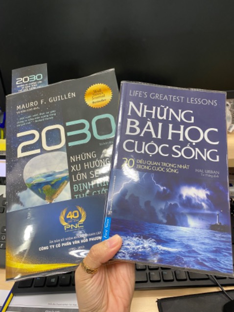 Giao hàng đúng hẹn, bọc sách dầy và vừa vặn, tuy nhiên đầu sách bị cấn nhẹ nhưng nhìn chung vẫn ổn. Nội dung thì mình chưa đọc hết nhưng là best seller nên cũng có thể yên tâm.