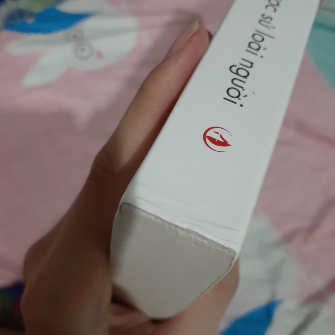 sách hay và nó là cuốn sách yêu thích của mình nhưng khi mình khui lấy sách thì mình thất vọng kinh khủng :) sách dơ, dính và gáy hư hư bìa sách nhăn gãy nữa :)