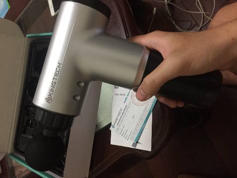 Hộp mới tinh xờ thích tay vô cùng, lúc dùng thì có một nút bấm để chỉnh chế độ tuy nhiên phải ấn hết một lượt thì mới tắt được máy. Lúc chạy máy rung đều, rất là đã, các đầu massage thì thích nhất dùng con 2 chạc. Máy cầm đầm tay, chắc chắn. Trong hộp có hướng dẫn sử dụng phiếu bảo hành. Khá là uy tín!!!