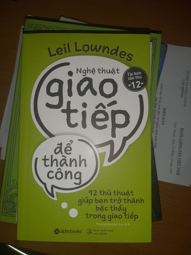 Bưu kiện không có miếng bọc chống sốc nào!
Quyển sách được cứu vớt phần nào nhờ được bao bọc nhưng phần góc trên bên phải quyển sách vẫn bị nhăn...haizz
Tiki không giao cho mình bộ bookmark như trong đơn hàng mình đã đặt, tại sao ạ?
