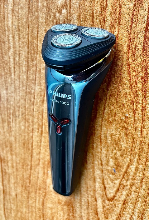 Sản phẩm đúng như quảng cáo. Lần đầu sạc mất 3 giờ mới đầy pin . Cạo râu rất sạch ko thua gì bằng cạo lưỡi dao .