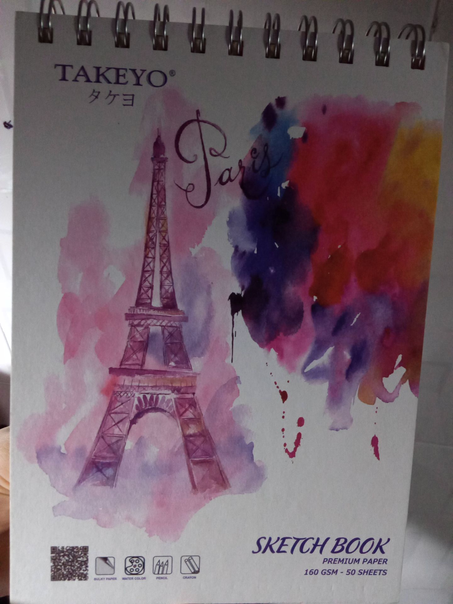 trang giấy hơi mỏng, khi vẽ màu nước thì thấm vào mặt sau của trang nhưng không thấm vào trang kế tiếp. Giấy ok luôn ?❤️