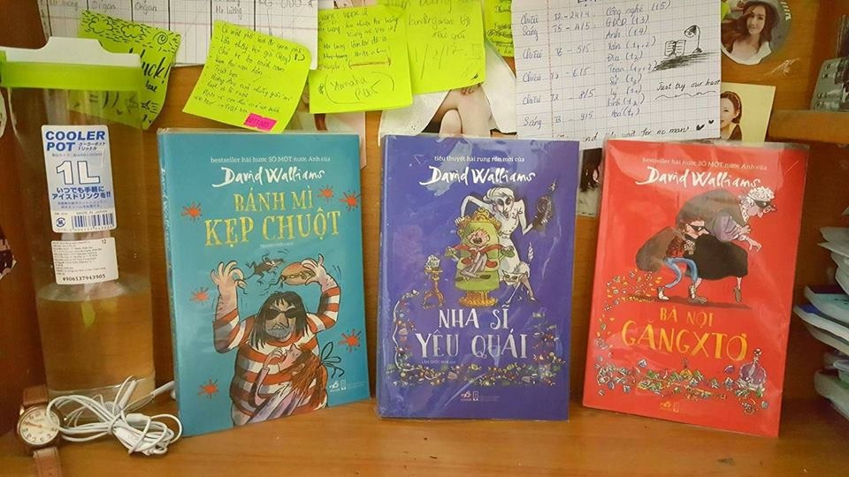 Tớ biết được chú David qua Britain's Got Talent, và tớ bị cuốn hút bởi sự hài hước, dí dỏm của chú. Một hôm đang lướt sách trên Tiki thì thấy tác phẩm của chú, tớ liền mua về ngay và kết quả là hơn cả mong đợi. Qúa toẹt vời ông mặt trời!! 
Tác phẩm của David Walliams thường đề cao tình cảm gia đình, con người và pha lẫn hài hước nữa.  Tóm lại rất đáng đọc, đừng bỏ lỡ =))))) !! Hãy đọc và cảm nhận nhé! Thân chào! Tớ biết được chú David qua Britain's Got Talent, và tớ bị cuốn hút bởi sự hài hước, dí dỏm của chú. Một hôm đang lướt sách trên Tiki thì thấy tác phẩm của chú, tớ liền mua về ngay và kết quả là hơn cả mong đợi. Qúa toẹt vời ông mặt trời!! 
Tác phẩm của David Walliams thường đề cao tình cảm gia đình, con người và pha lẫn hài hước nữa.  Tóm lại rất đáng đọc, đừng bỏ lỡ =))))) !! Hãy đọc và cảm nhận nhé! Thân chào!