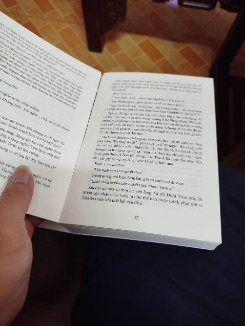 Giao hành nhanh, đúng hẹn. Tuy nhiên cuốn này dày mà ép gáy sách không tốt nên bung ngay Giao hành nhanh, đúng hẹn. Tuy nhiên cuốn này dày mà ép gáy sách không tốt nên bung ngay