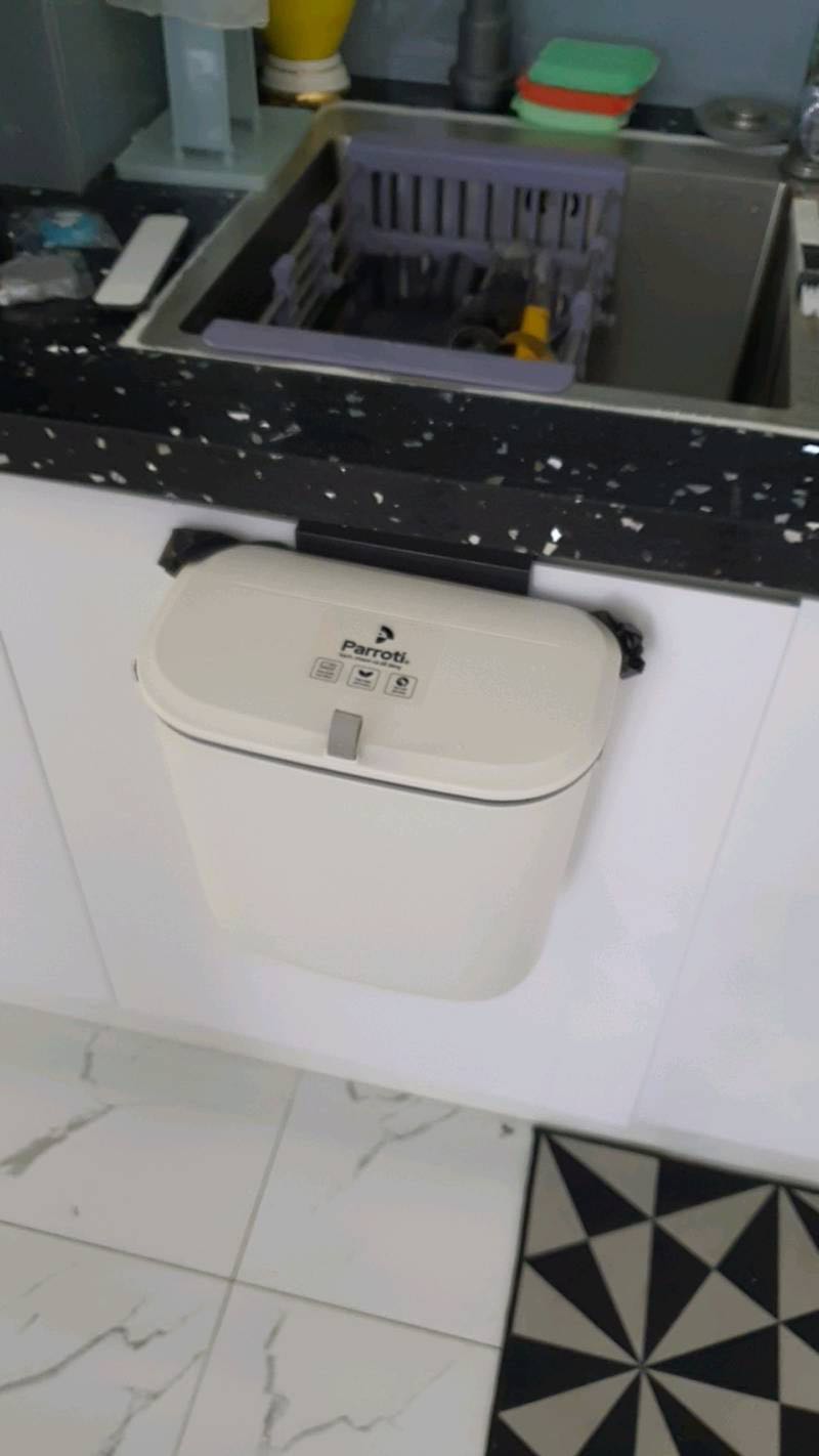 Lần đầu mua được cái thùng rác ưng ý như vậy. Parroti chưa bao giờ làm mình thất vọng. Đợt trước mua bộ lau nhà rồi, giờ mua thêm cái này nưaz. Thùng rác nhìn rất gọn, bỏ vào nhà bếp hay nhà tắm đều tiện, thiết kế rất sang, màu trắng trang nhã. Đúng là tiền nào của nấy mọi người ạ. Ủng hộ thương hiệu Việt mà chỉnh chu. Cảm ơn Parroti rất nhiều. Nên mua nhé mọi người.