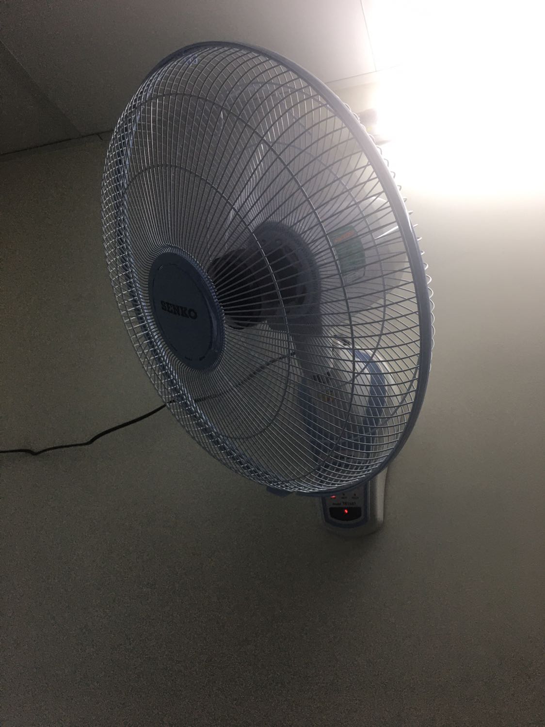 Quá tệ. Trước khi quyết định mua, Đã trao đổi với Shop có màu xám đồng thì mình mới đặt mua. Shop giao không đúng màu ,...Rồi động cơ máy chạy KHÔNG ÊM chút nước, kêu cà rẹc... ban đêm ồn không thể tả. Con còn nhỏ...ảnh hưởng giấc ngủ của bé. Lúc khui hàng thì sản phẩm cũ, bị ố màu... Shop đổi lại cho mình quạt khác đi.Shop hứa với KH sẽ đổi rồi mà, hic