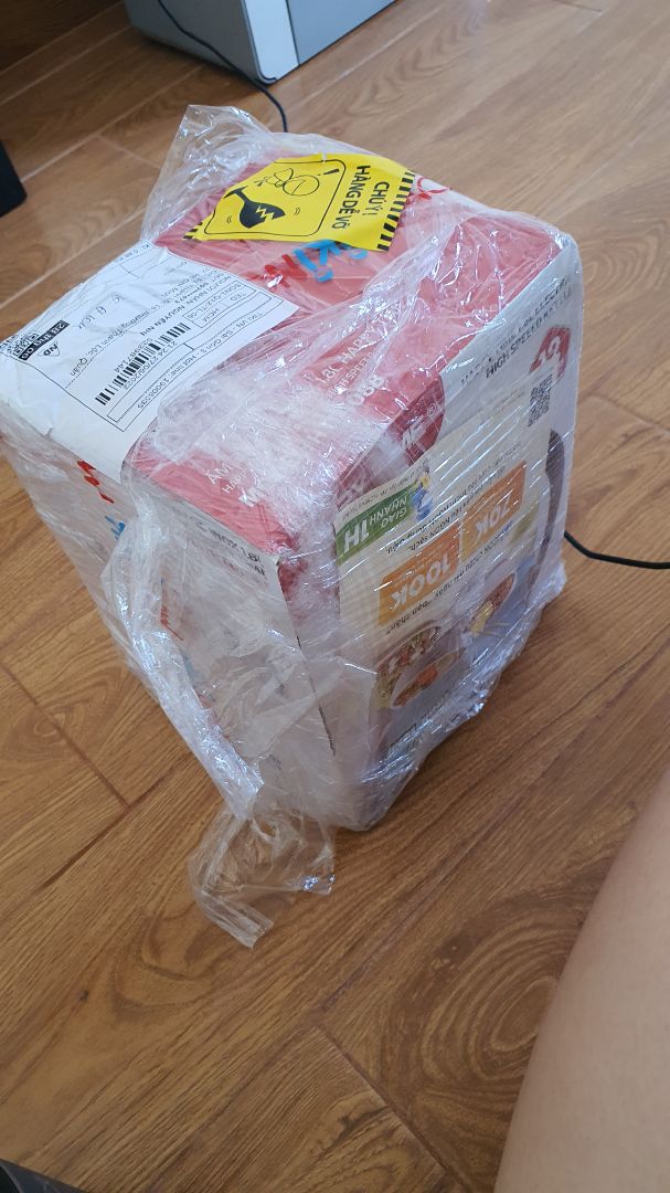 dán nhãn "hàng dễ vỡ" nhưng chỉ quấn 1 lớp ni lông mỏng dính, hộp giấy bên trong thì đc mở sẵn luôn, nhìn còn tưởng mua 2nd hand 😅 giao nhanh, với giá này thì ko yêu cầu gì nh