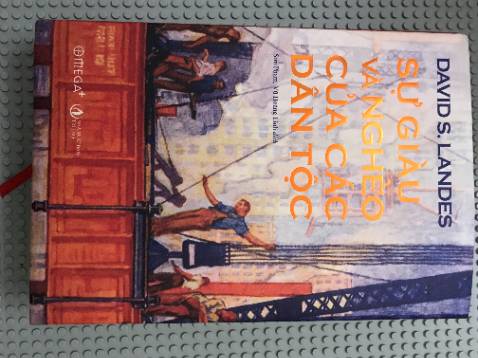 Mua được giá tốt, có 131k thôi. Sách nhận được có màn co bên ngoài nên hình thức rất ổn. Sách này làm kiểu bìa rời (như hình), mình không thích kiểu bìa này lắm. Nội dung thì mới đọc lướt ra nên chưa đánh giá được nhiều, nhưng đoạn mình đọc lướt thì thấy cũng ổn về cách dịch và không quá khó hiểu.