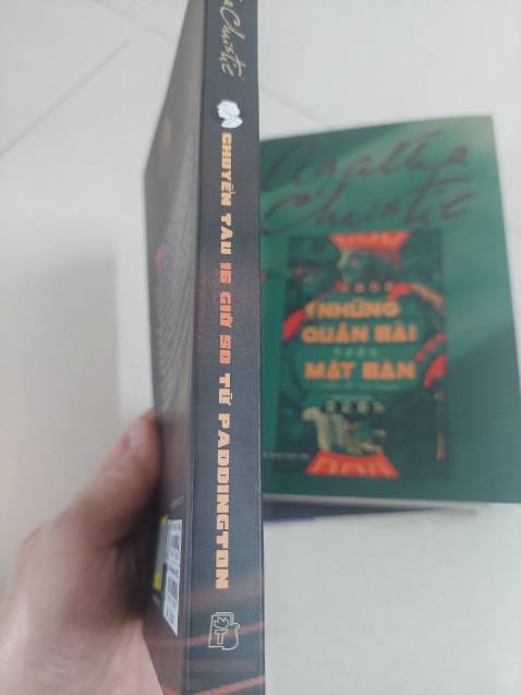 Không như thám tử Poirot với khả năng thấu hiểu tâm lý con người, bà Marple lại là một mẫu thám tử nghiệp dư dựa vào năng lực phán đoán và trực giác của một người dày dặn kinh nghiệm.