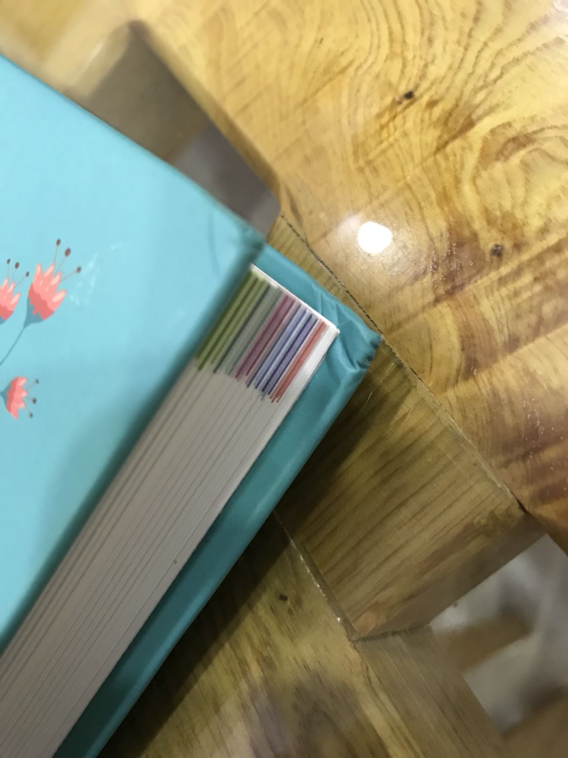 Sách mới, nội dung hay. Sách khoa học chi thiếu nhi mình thấy Đông A làm rất tốt, rất đáng mua. Mình hay mua sách Đông A cho các bé đọc tìm hiểu thông tin. Mình trừ 1 sao vì cảm thấy k hài lòng. Rất bực mình vì Tiki giao sách bị gãy góc hết. Cuốn sách bìa cứng rất đẹp, vậy mà góc bị gãy hết làm giảm giá trị của cuốn sách. Tiki xem lại cách bảo quản, vận chuyển sách của mình và đối tác. Trước giờ mình mua sách Tiki rất nhiều, cả bìa cứng và bìa mềm. Như cuốn Một chiến dịch ở Bắc Kỳ sách to và nặng hơn mà bìa cứng k bị gãy. Cuốn Story of food thì có nhăn nhẹ nhưng thôi mình k phàn nàn. Riêng cuốn này thì nhăn gãy góc quá. Nhìn khá là bực mình