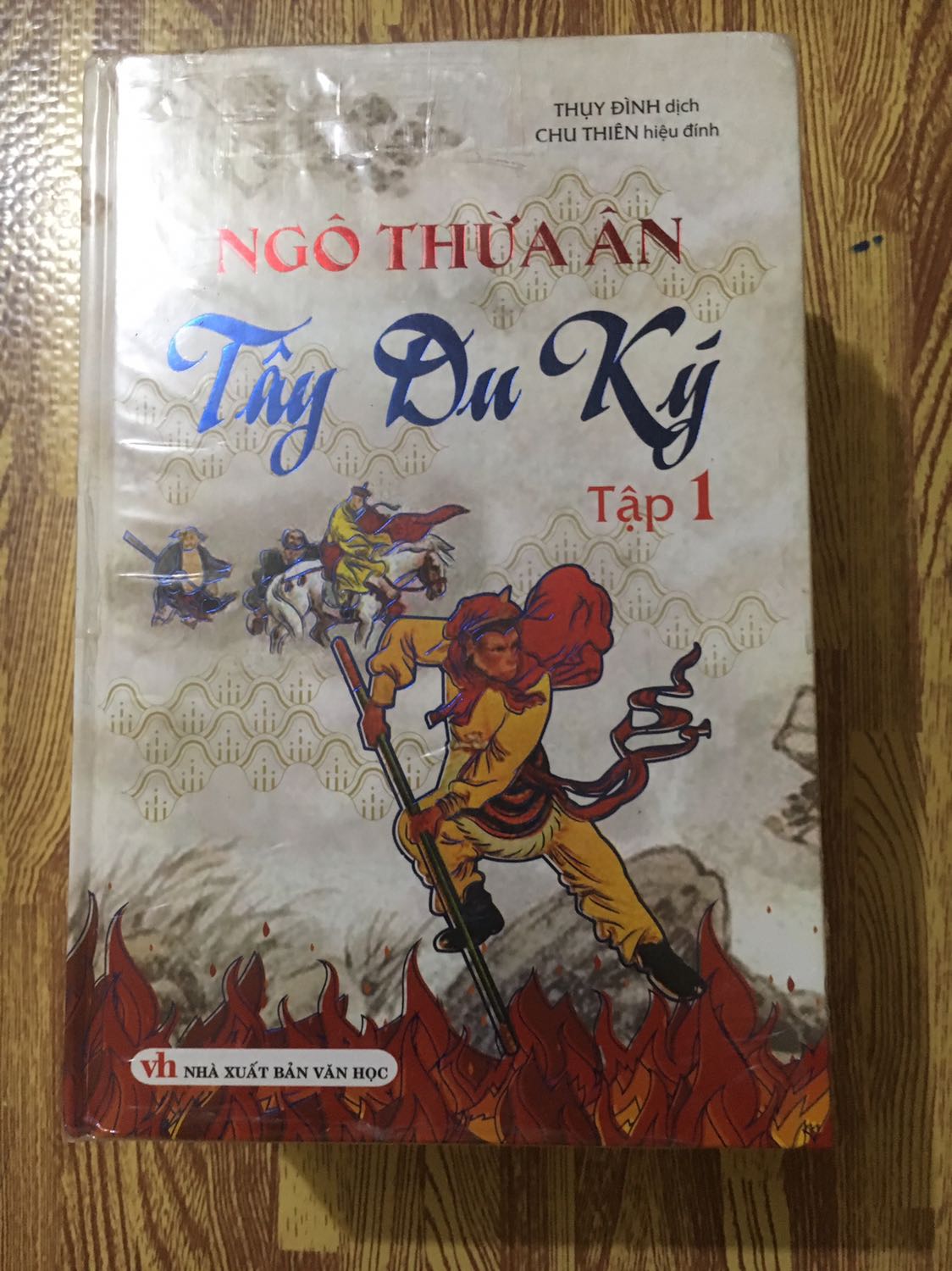 Bìa cứng,giấy đẹp tuy hơi mỏng chút nhìn thấy mặt kia mờ mờ nhưng ok,4 cuốn dày hơn so với mình nghĩ,chia nhỏ bộ nên dễ cầm  đọc,mua đc giá sale còn 180k nên quá là ưng. Sách của khangvietbook nên có vẻ mất thời gian qua các khâu trung gian của tiki hơn so với tikitrading để giao hàng tới tay mình(gấp đôi thời gian),sách nguyên seal tuy có vỡ seal 1-2 chỗ nhưng vẫn rất ok,tks!