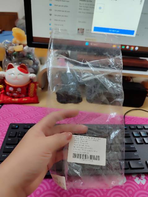 Sao vớ không có bao bì, nhãn mác hay hộp gì cả vậy shop? Chỉ có mỗi cái bao nilon dán miệng và 1 tờ giấy note be bé. Vớ còn bị dính bẩn nữa.
Với mức giá 180k mà nhận món hàng thế này thì...không tương xứng.