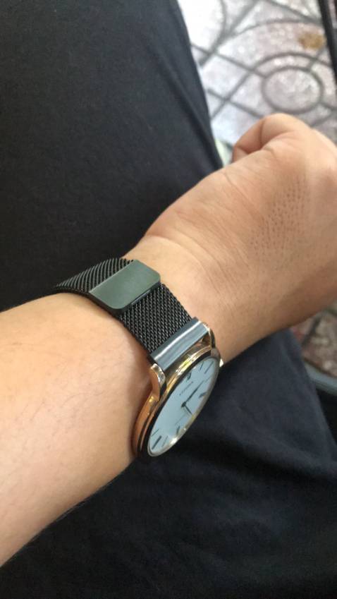 Dây đẹp, gia công tốt, rất hợp với đồng hồ và dây cũng không quá mỏng, lên tay bao đẹp
Có tặng kèm chốt gắn, mình quất luôn 2 bộ Đen và Bạc
Lưu ý là các bạn nên đo đúng size để gắn vừa, lúc đầu mình tưởng Shop giao nhầm size nhưng khi chat với Shop mới biết là do mình đo bị nhầm 2mm chứ Shop gửi hàng rất chuẩn. Đánh giá Shop 5 sao, sẽ còn quay lại ủng hộ