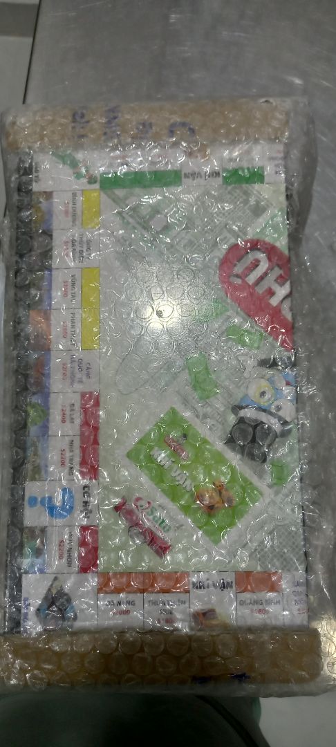 hàng giao hơi lâu dù ở tphcm, mặt bàn cờ sứt mẻ nhiều chỗ có lẽ do vận chuyển dù đc gói khá kỹ. tiền trong bộ cờ thì cho thiếu so với liệt kê trong sách hướng dẫn đi kèm, chỉ có mệnh giá 500 và 200, k có tiền 1*** k biết sao chơi luôn. màu sắc chữ nghĩa in thì rõ nét.