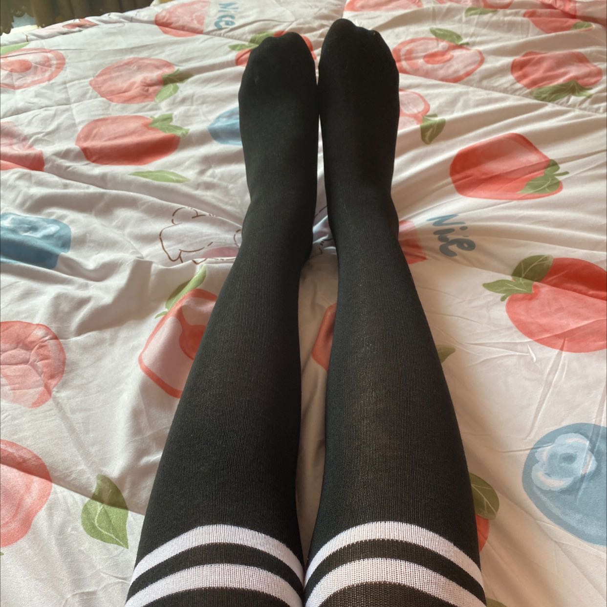 Tất đẹp nha các nàng. Lúc đầu tưởng dưới gối hoá ra chưa kéo hết từ bàn lên 🤣🤣