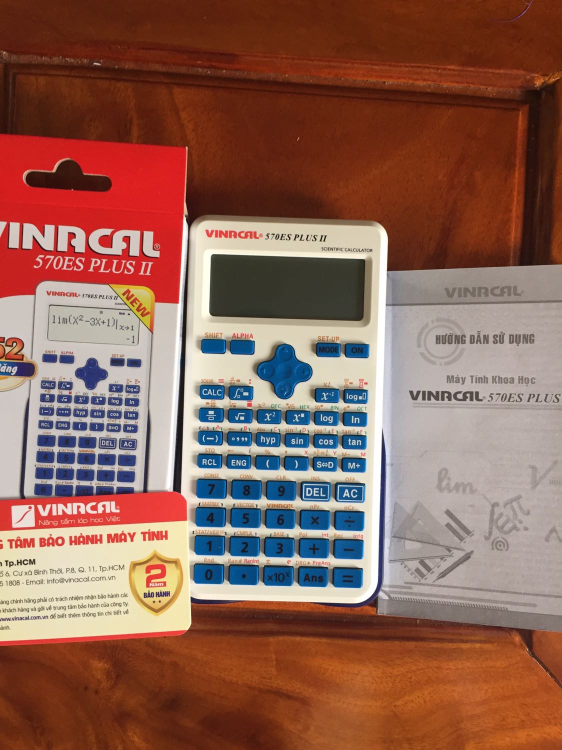 Em vừa mới nhận máy xong là vào đây viết nhận xét cho các bác liền đây, máy mới hoàn toàn nhé, em *** thử rồi máy siêu mượt siêu ngon luôn nha, có tem chống hàng giả rồi phiếu bảo hành đồ luôn nha các bác! Gặp đang mùa dịch, máy tính lại hư, em không dám đi ra ngoài mua, ngồi nhà chờ máy tới là 1 lựa chọn siêu tuyệt vời, mà giá lại okee nữa, hbua bạn em mua cũng máy này luôn mà tận 470k hnay em mua giá siêu bèo siêu thích! Mà hnay anh shipper siêu đẹp trai các bác ạ, nói chuyện nhẹ nhàng còn giúp em khuii hộp ra để check hàng nữa, nói chung là toẹt vời ông mặt trời luôn nha! KHUYẾN KHÍCH CÁC BÁC NÊN MUA!!!