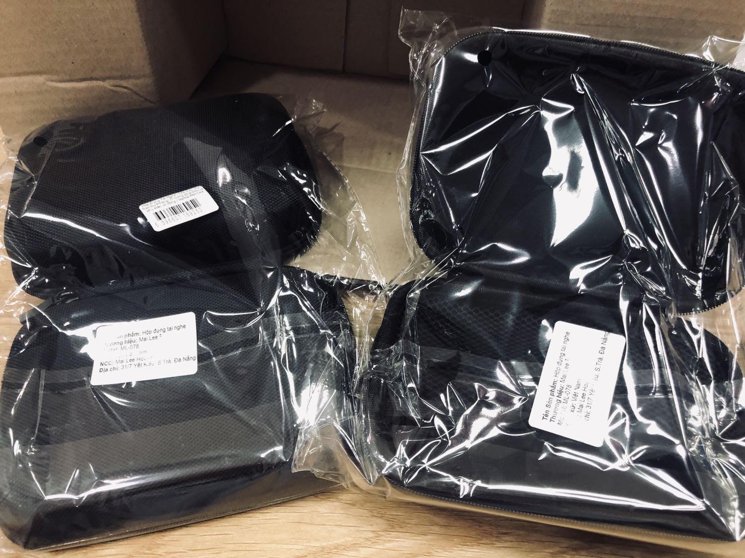 Sản phẩm chất lượng tốt, rộng rãi nhưng hơi dày, chỉ tiện bỏ vào balo đi du lịch, chứ bỏ vào cặp táp đi làm thì cộm lắm, nên tuỳ theo nhu cầu của mỗi người, còn về chất lượng thì khỏi bàn cãi trong tầm giá. Tiki giao hàng nhanh hơn dự kiến và vẫn là đóng hộp quá to so với sản phẩm. Nhận hàng mới nguyên seal. Đánh giá 5 sao!