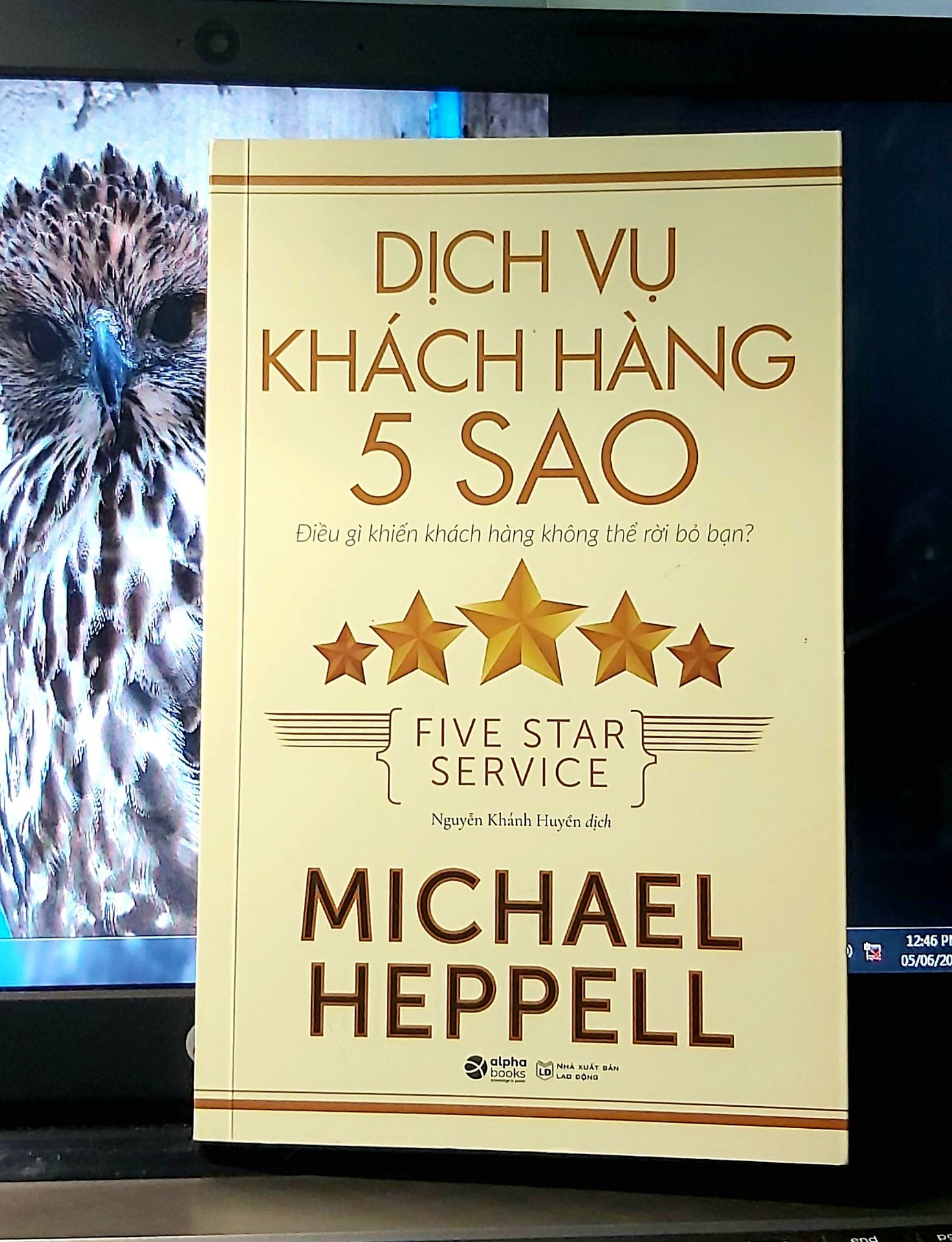 “ Nếu bạn muốn thay đổi hoàn toàn trải nghiệm khách hàng thì một dịch vụ chất lượng 5 sao là điểm khởi đầu cho bạn . Ngay cả khi bạn nghĩ mình đã chinh phục được khách hàng , Michael vẫn có thể giúp bạn trở nên tốt hơn nữa . Đây là một cuốn sách xuất sắc mà tất cả mọi người có thể thu hoạch được điều gì đó ! ” — Simon Perkins , Giám đốc Vận hành Countrywide Estate Agents