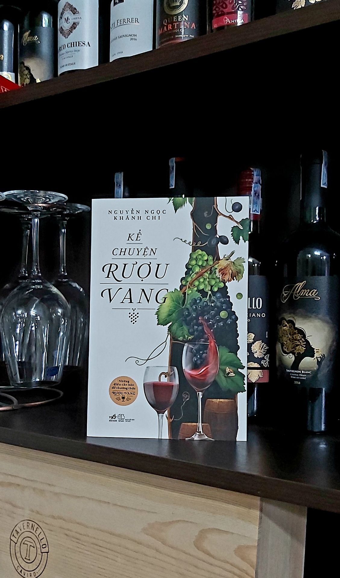 "Được viết bởi một người đam mê rượu vang (người yêu rượu), Chuyện rượu vang dẫn dắt từ lịch sử rượu vang, giới thiệu các loại rượu vang, các loại rượu nho, quy trình làm rượu, đặc điểm của cựu lục địa và tân  thế giới, đến cách thưởng thức rượu vang, cách bảo quản, cách phân phối đồ ăn sao cho phù hợp, để rượu phố trưng bày hết vị trí của mình.  Đồng thời sách giới thiệu các dòng rượu vang nổi trên thế giới, các bảng xếp hạng, các dòng rượu danh tiếng dành cho những ai muốn đi sâu vào thế giới ngây thơ.  Những chiếc bình chọn về sommélier, rượu vang và phái đẹp, rượu và sức khỏe, rượu và tri âm càng làm câu chuyện thêm đậm đà phong phú."
Sách đẹp, chất lượng giấy in tốt. Nhiều hình minh họa màu.
Dịch vụ Tiki tiện ích và dành nhiều ưu đãi cho KH. TikiNOW giao hàng freeship trong vòng 2h. Like &Thanks!