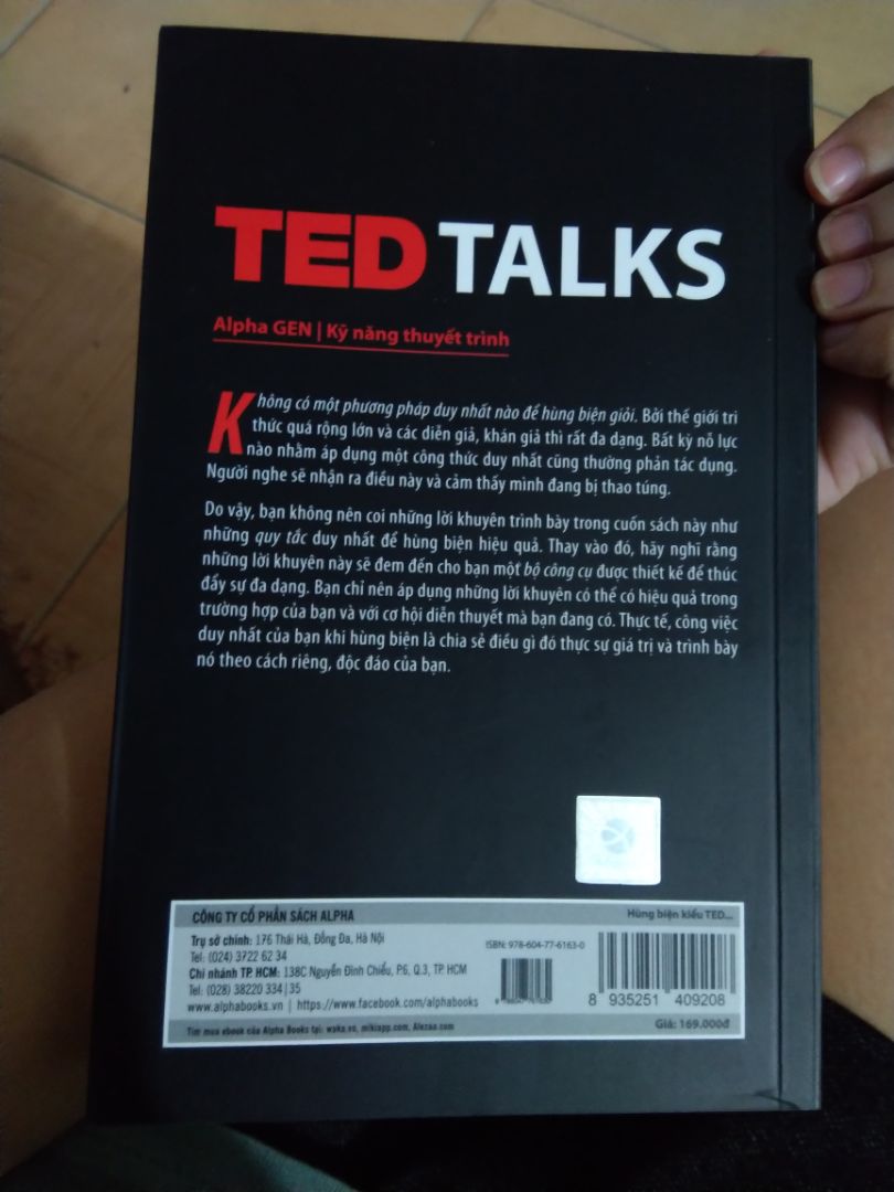 - Nghe nói quyển này bổ ích nên t quyết định mua. Đọc qua phần mục lục thấy khá hấp dẫn, logic ạ. Sách sạch sẽ, đẹp.
- Shipper hơi kỳ cục. Lúc gọi giao hàng t bảo đợi 5-10p thôi (đang wc). Đã nói tránh rồi mà cứ hỏi chị làm gì ạ x N lần :))))
- Mua sách của Tiki vì luôn tin tưởng là sách không bị fake ♥️