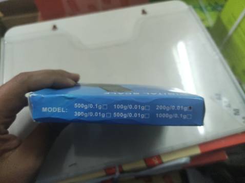 Shop làm việc không trung thực, mình đặt cân tiểu ly 500g, bước nhảy 0.01g.
Lần 1 giao nhầm cho mình cân 500g, bước nhảy 0.1g mình làm lệnh đổi hàng và đã báo shop việc này để lần sau giao đúng loại.
Do đợi lâu chưa xử lý được hàng đổi lên mình đã đặt thêm 1 cái cân khác, vẫn cân tiểu ly 500g, bước nhảy 0.01g.
Và lần 2 giao hàng này, mình nhận được cân 200g, bước nhay 0.01g + với hình ảnh khác với hình ảnh mà shop đăng bài.
Sau khi nhận hàng lần 2 xong, mình có phản hồi cho shop về tình trạng này nhưng ko nhận dc hồi âm.
Ảnh thực tế mình chụp cùng cmt này.
Xin chia sẻ để mọi người được biết.