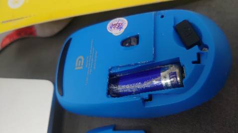 Chuột êm không tiếng, kết nối nhanh. Có điều vỏ ngoài và pin lên mốc trắng ghê quá