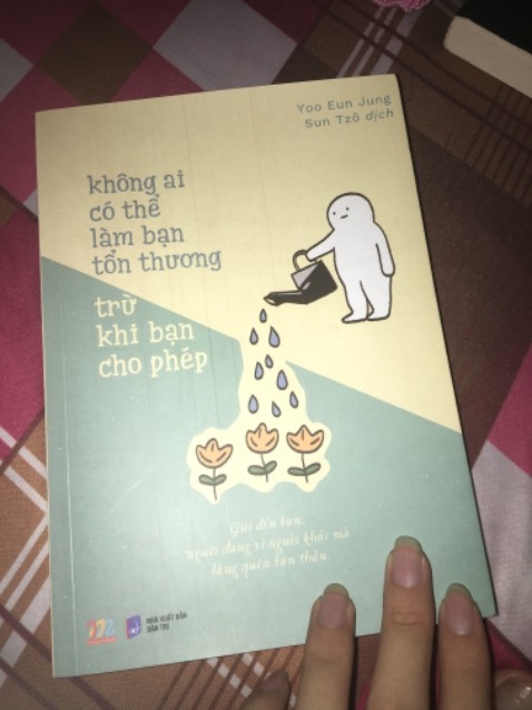Mình mới nhận được hàng tối hqua, tiki giao hàng nhanh cực kì, đặt mà trong 1 hôm đã giao luôn r. Sách đẹp, nhưng bàn về nội dung thì thực sự mình thấy không ưng lắm. Mình mua nó khi bản thân đang có chuyện và cần sự an ủi. Đọc tiêu đề và tên mục nd khá hay nên mình đặt mua. Tuy nhiên khi đọc mình lại có cảm giác như học sinh viết bài nghị luận văn mẫu vậy. Nội dung làm chưa tới, khá nông và không có gì đặc sắc, đa phần toàn những lời khuyên sáo rỗng, ai cũng biết rồi. Lâu lắm mới mua lại selfhelp để đọc mà thiết nghĩ chắc sau này nên lựa sách cẩn thận hơn, chứ không chỉ nên đọc tiêu đề để mua