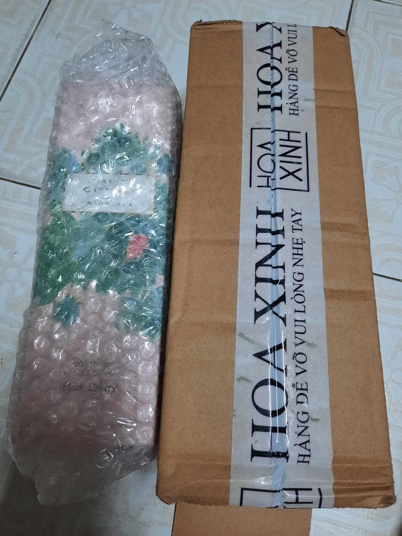 Mùi black cherry này tỏa hương ko nhiều, kiểu mùi hương hoa tươi mới. Chai miểng chắc chắn 500ml dùng dc 3 tháng. Đợt trước mua chai 100ml mùi daily laundry mùi kiểu quần áo mới giặt sạch xong í, thơm tho mát mẻ, lại tỏa hương mạnh nữa, chưa kể shop còn tặng thêm sample. Đợt này mạnh dạng đặt chai 500ml to ụ lại chả dc gì :(