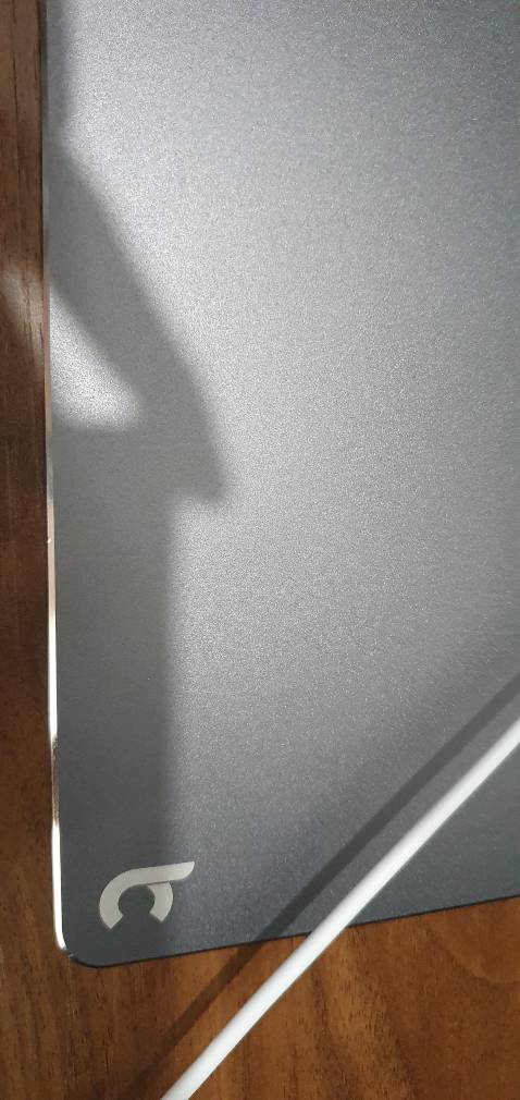 Lót chuột đẹp, chắc chắn. Mỗi tội lúc mik nhận đc có bị cong nhẹ và trầy xước 1 tí nhưng không ảnh hưởng đến trải nghiệm. Dùng chuột đế cao su không sao nhưng bạn nào dùng đế nhựa cẩn thận vì lót này mài đế chuột đấy (mik phải dán băng dính vào đế)