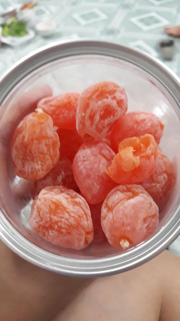 trái to. mùi thì thấy chưa mà ăn thì không chua tí nào. ngọt vừa hơi lợ. không thích lắm.