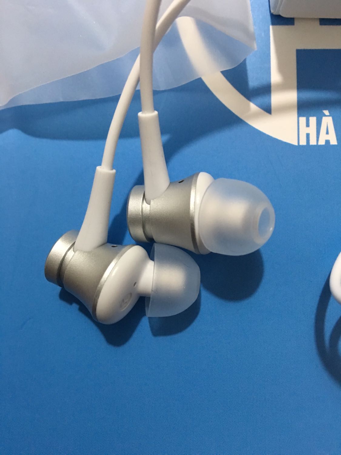 Hình thức ổn, độ hoàn thiện các góc cạnh ổn. Không thể đòi hỏi cao hơn với tai nghe có mức giá hơn 100k. Chất âm nghe cũng rõ ràng, bass ổn lên cao không chói tai. 
Điểm trừ: 
- Tiếng bass vọng ngược lại nghe hơi khó chịu.
- Nghe khi di chuyển, bị tiếng cọ sát của dây vọng vào trong.