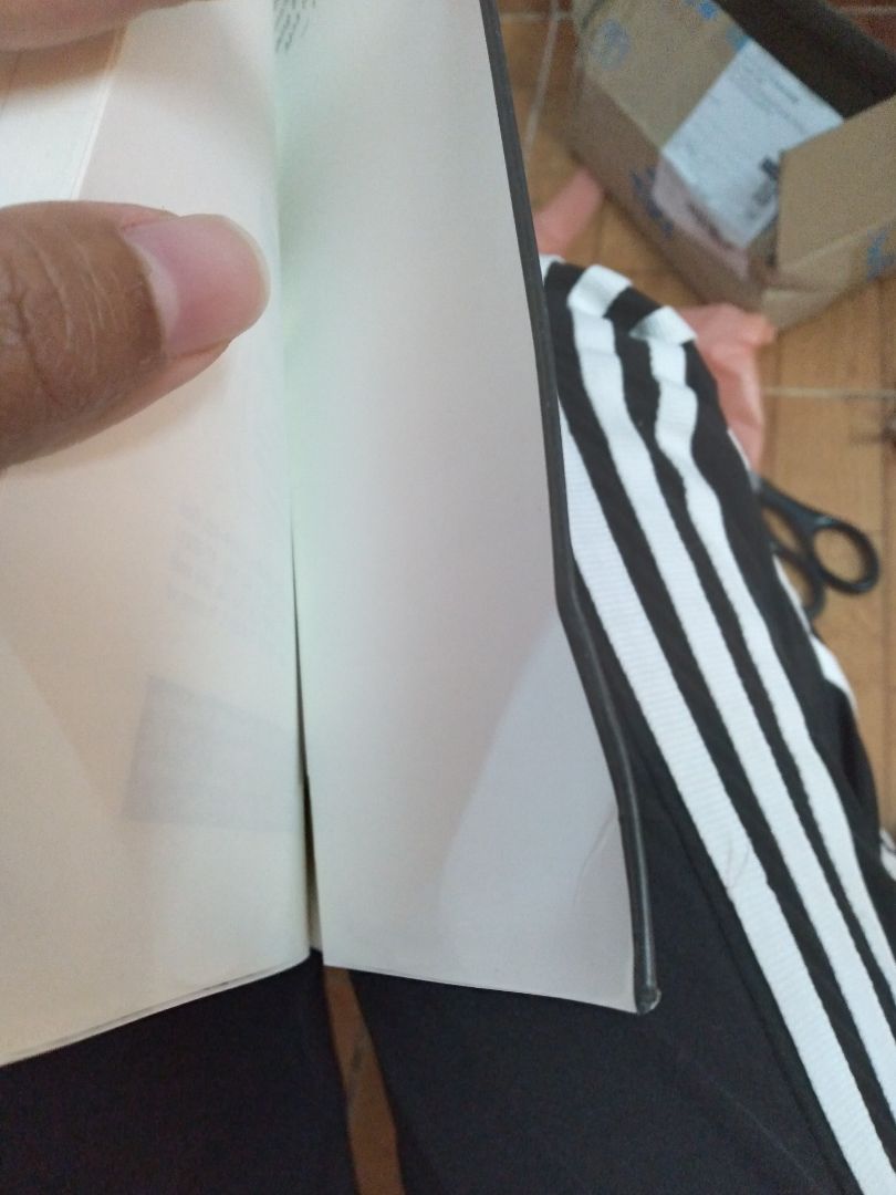 Mới khui quyển sách mà bực mình vô cùng, mua sách Tiki nhiều lần nhưng chưa bao giờ thất vọng như lần này. Sách bẩn, xước xát, cong móp góc, ko hiểu bị quăng quật kiểu gì mà vẫn gửi cho khách được ạ. Nếu Tiki còn muốn giữ chân các mọt sách thì xem lại khâu đóng gói đi ạ, nếu ko người ta chỉ vào Tiki xem review rồi đi chỗ khác mua đấy