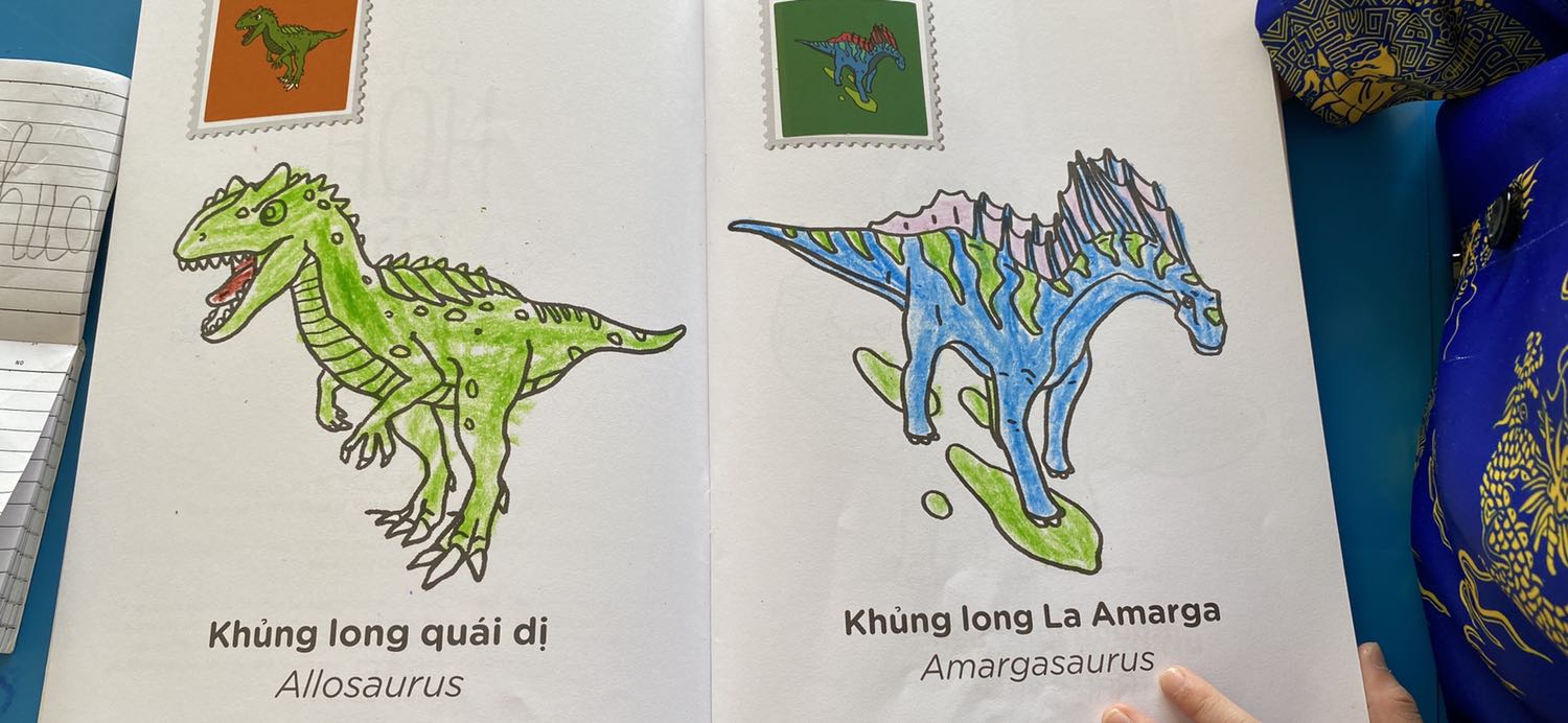 Sách đơn giản, hình lớn dễ cho các bé tô màu. Có kèm dán hình màu để các bé dán và tô theo