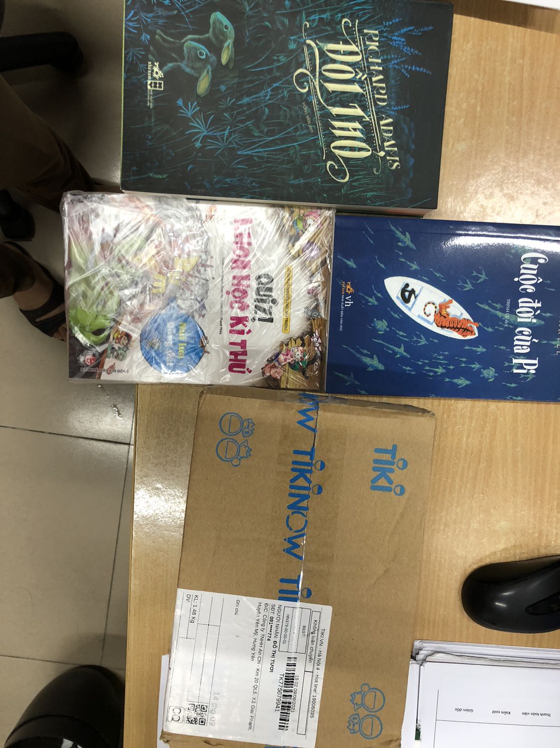 Mình đặt cuốn Thế giới huyền bí, mà tiki lại giao thành Núi lửa và động đất, đã vậy nhân viên giao hàng còn không cho kiểm tra hàng như xác nhận đơn hàng gửi vô *** của mình, những lần trước mình khá hài lòng, nhưng lần này hơi buồn.