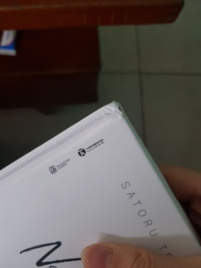 mua trên đây tính cả ship thì rẻ hơn bên ngoài tầm 15k. mình khuyên các bạn hãy xách mông ra tiệm mà mua. chọn được cuốn đẹp, chứ mua online rẻ hơn vài ngàn mà nhìn mất luôn cả thẩm mỹ cả cuốn. mình rất yêu sách . mua cuốn nào luôn giữ gìn nó, nay mua thử trên mạg mà mới nhận hàng đã thấy nó móp méo thế này mất cả hứng đọc