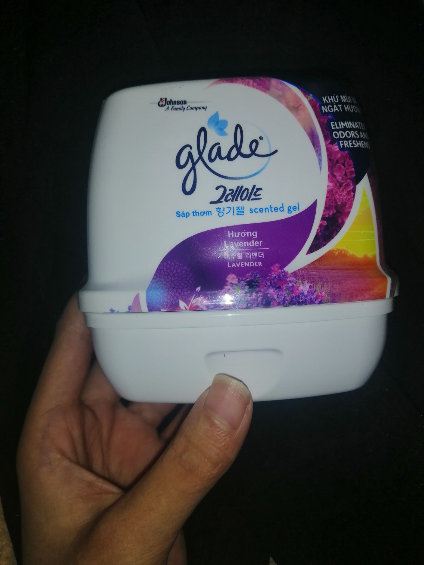 Lúc trước dùng loại khác mà mở bung ra rồi vẫn lúc thơm lúc không nên thử Galde xem sao, lần đầu dùng hãng này không biết chọn mùi gì nên chọn đại Lavender - thường bị nồng nhất xem như nào. Cực thơm, khử mùi khác khá tốt. Mẹ mình bảo giống mùi nước xả vải comfort, còn bố mình bảo giống nước hoa. =)))