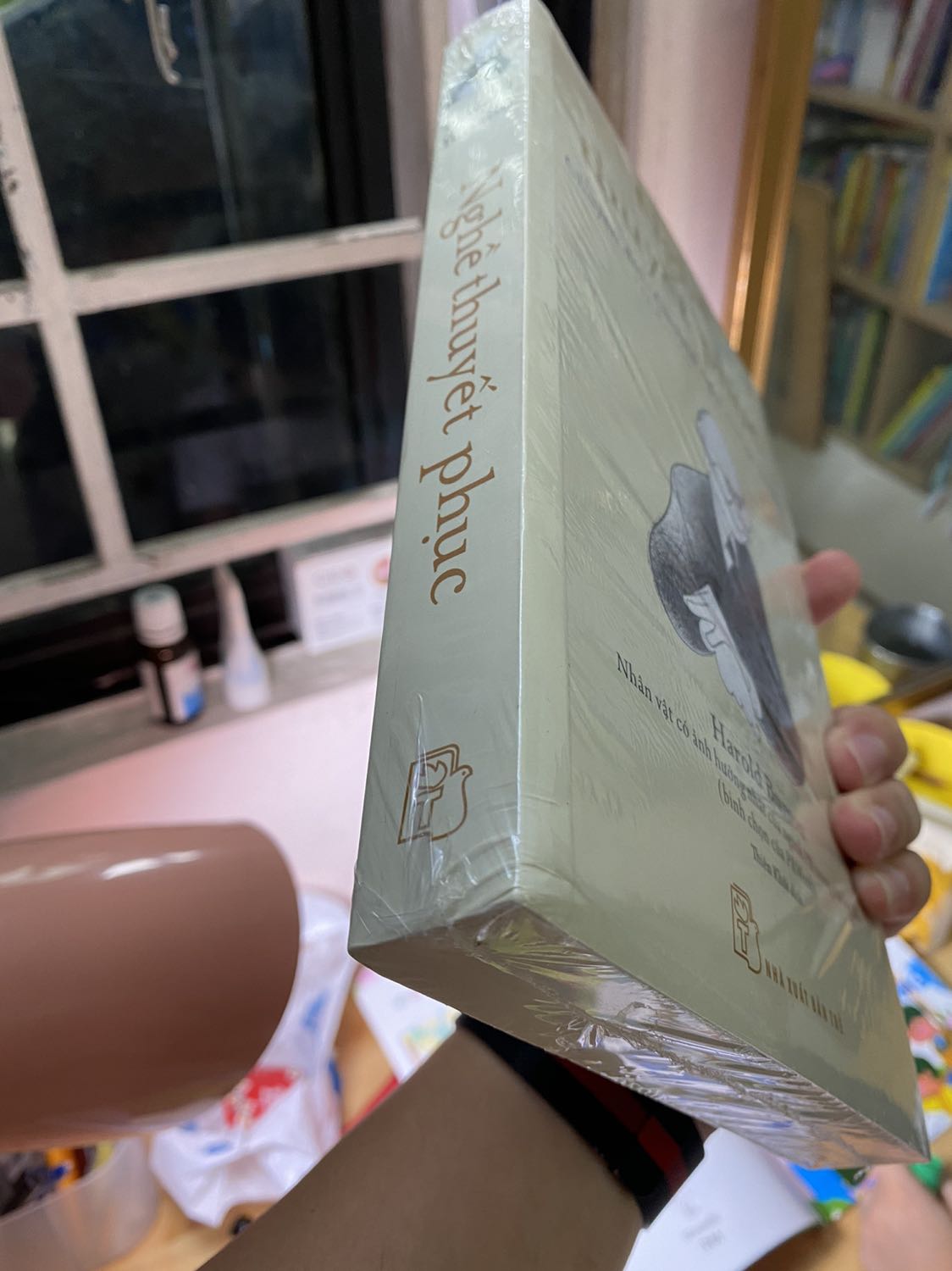 Sách rất bổ ích. Bạn shipper vui vẻ, nhưng sách có bị gập ở gáy như trên hình. Mong khâu đóng gói tốt hơn