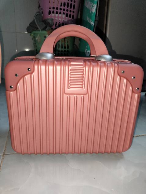 Này màu đỏ chứ hăm phải hồng
Nhưng cốp đẹp và khoang cốp rộng rãi
Nhìn cute