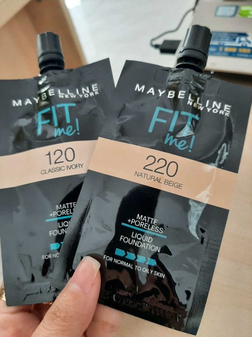 Giao hàng nhanh, có tặng sản phẩm kem nền, nhưng mình đặt màu 205 lúc đánh lên môi không ra màu đỏ cam như trang giới thiệu. Đánh lên môi thì sẽ hiện vân môi, nên phải đánh kèm son dưỡng . Mình để môi gần 2 phút nhưng vẫn hơi dính dính. Mình chưa ăn gì nên chưa biết độ bền của son, nhưng mình thử dùng tay lau và rửa qua nước thì son cũng tan đi rất nhanh. Mình cảm thấy hài lòng với chất lượng son với mức giá tiền này