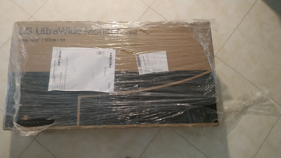 hàng bên trong đầy đủ. bọc nilon bên ngoài đến nới có rách chút nhưng k sao. màn hiển thị ok