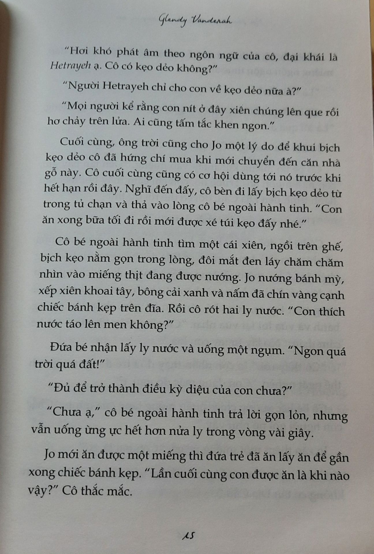 Mình đã rất trông chờ đến ngày được nhận sách, chỉ vì mình đã yêu quyển sách này ngay từ khoảnh khắc mình đọc review về nội dung của nó. Vì Tiki đã giao hàng sớm hơn 1 ngày nên mình rất vui nhưng khi mở hộp thì mình lại chỉ thấy phần giấy sách bị cong, bìa sách còn bị dơ và gãy một chút =((( hơi thất vọng 1 tí. Hy vọng lần đặt sách tiếp theo Tiki có thể để ý khâu đóng gói và vận chuyển hơn ạ, cảm mơn.
